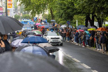 Fransa, 22 Mayıs 2024: Halka açık etkinlik için yağmurlu sokakta şemsiyeli kalabalık toplandı
