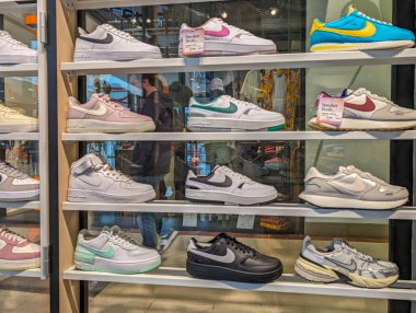 Fransa, 8 Mayıs 2024: Çeşitli Nike spor ayakkabıları mağaza raflarında sergilendi