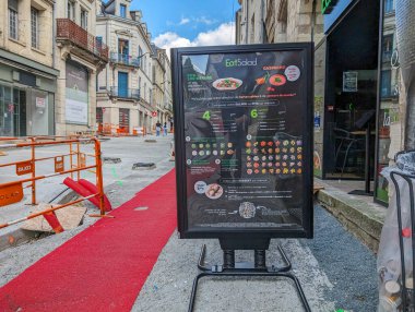 Fransa, 8 Mayıs 2024: Restoran menüsü ve şantiyesi ile sokak manzarası