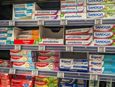 Fransa, 23 Mayıs 2024: Bir süpermarkette diş macunu ürünleri raflarda
