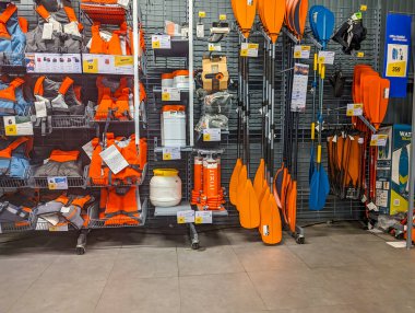 Fransa, 9 Mayıs 2024: Bir perakende mağazasında açık hava ve tekne ekipmanları gösterimi