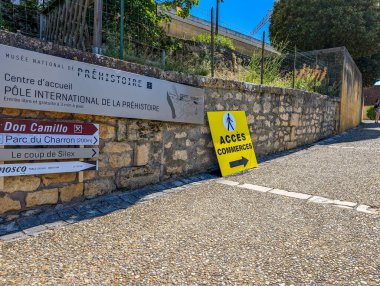 Fransa, 1 Temmuz 2024: Les Eyzies 'deki Centre d' accueil Pole International de la Prhistoire 'ın önündeki yön ve sarı 