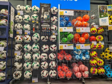 Fransa, 9 Mayıs 2024: Bir dekatlon mağazasında renkli futbol topları ve spor ekipmanları gösterimi