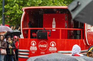 Fransa, 22 Mayıs 2024: Paris Olimpiyat Oyunları sırasında Coca-Cola tanıtım kamyonu