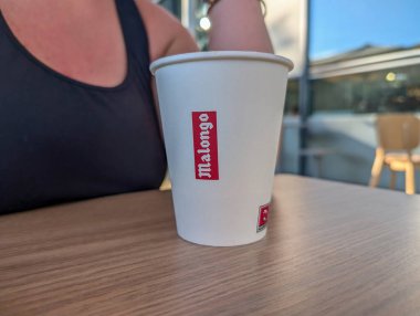 Fransa, 10 Ağustos 2024: Kafedeki Illy kahve fincanının yakın çekimi