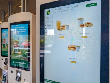 Fransa, 14 Temmuz 2024: McDonald 's dijital sipariş büfesi kahvaltı menüsü sergilendi