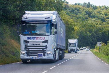 Fransa, 1 Temmuz 2024: Bert & You logolu DAF kamyonu kırsal bir yolda sürüyor