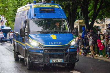 Fransa, 22 Mayıs 2024: Halka açık bir etkinlik sırasında kaldırımda toplanan jandarma minibüsü