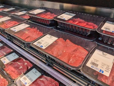 Fransa, 31 Temmuz 2024: Süpermarket buzdolabında paketlenmiş çiğ et parçaları sergileniyor