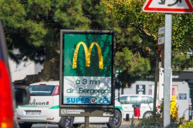 Fransa, 2 Temmuz 2024: McDonald 's yol kenarı tabelası Bergerac yakınlarındaki bir yere gidiyor