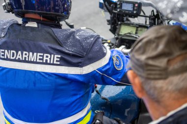 Fransa, 22 Mayıs 2024: Jandarma subayının bir olay sırasında halkla etkileşime girmesi