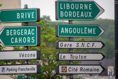 Fransa, 19 Mayıs 2024: Dordogne bölgesindeki çeşitli noktalara işaret eden yol işaretleri