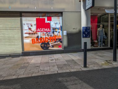 Fransa, 8 Mayıs 2024: Agema ve Basic-Fit logolarına sahip mağaza önü