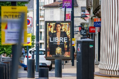 Fransa, 19 Mayıs 2024: Yves Saint Laurent 'in Libre parfümünün sokak reklamı
