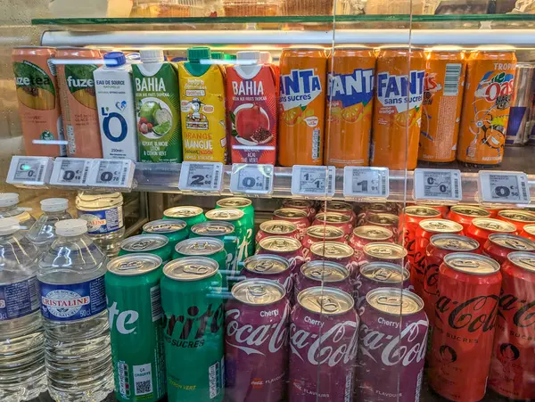 Fransa, 31 Temmuz 2024: Bir mağazanın soğutulmuş bir bölümünde çeşitli meşrubat kutularının ve şişelerin gösterimi