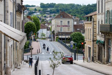 Fransa, 19 Mayıs 2024: Yürüyen insanların bulunduğu küçük bir kasaba manzarası