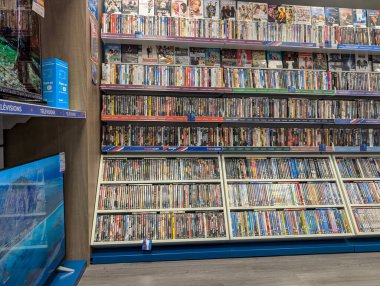 Fransa, 24 Ağustos 2024: Bir medya mağazasında geniş bir DVD ve Blu-ray koleksiyonu sergileniyor