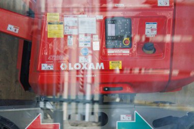 Fransa, 16 Ağustos 2024: LOXAM inşaat ekipman kontrol paneline yakın çekim