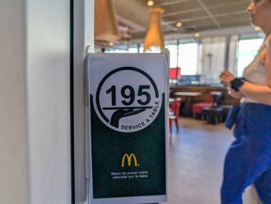 Fransa, 25 Ağustos 2024: McDonald 's restoranında masa servisi numarası gösterimi