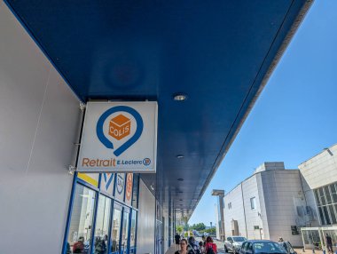 Fransa, 31 Temmuz 2024: Bir perakende mağazasının önünde E.Leclerc paket teslim tabelası