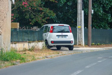 Fransa, 15 Ağustos 2024: Banliyö bölgesinde kaldırıma park edilmiş beyaz araba