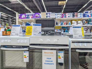 Fransa, 22 Haziran 2024: Elektronik mağazasında mutfak aletleri sergileniyor