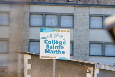 Fransa, 16 Ağustos 2024: Üniversite Sainte Marthe Okulu ön cephe tabelası