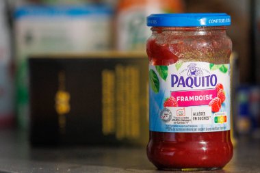 Fransa, 12 Ağustos 2024: Paquito ahududu reçel kavanozu mutfak tezgahında