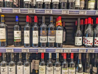 Fransa, 23 Mayıs 2024: Süpermarket raflarında çeşitli şarap şişeleri sergilendi