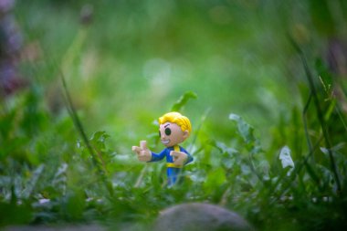 Fransa, 14 Mayıs 2024: Plastik oyuncak baharda çimenli alanda duruyor