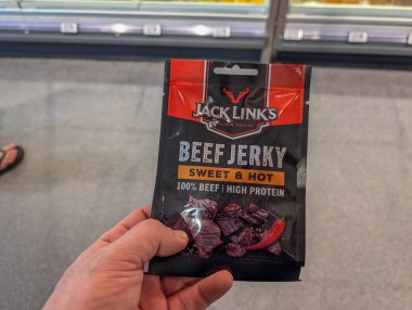 Fransa, 28 Temmuz 2024: Bir süpermarkette Jack Link 'in Kurutulmuş Beef Sweet & Hot çeşnisinden bir paket tutuyor