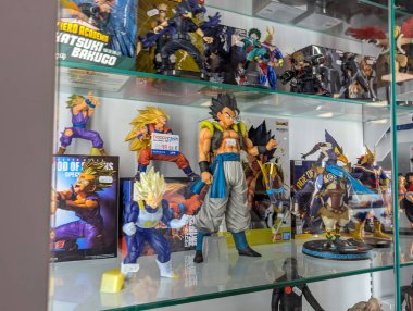 Fransa, 24 Ağustos 2024: Bir mağazadaki cam dolapta anime aksiyon figürlerinin gösterimi