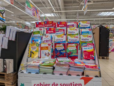 Fransa, 19 Ağustos 2024: Eğitim kitapları ve okul malzemelerinin bir mağazada sergilenmesi