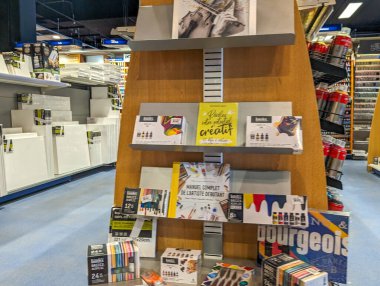 Fransa, 9 Mayıs 2024: Bir perakende mağazasında sanat malzemeleri sergisi