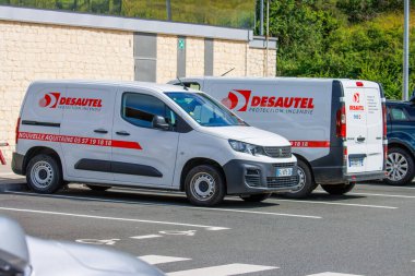 Fransa, 1 Temmuz 2024: Otomatik yangın koruma araçları çok sayıda park halinde