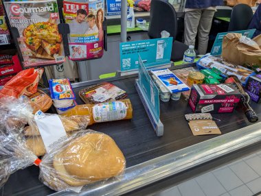 Fransa, 31 Temmuz 2024: Süpermarkette çeşitli gıda maddeleri bulunan bir market kasasının kapatılması