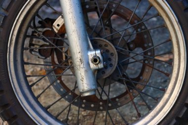 Fransa, 28 Temmuz 2024: Motosiklet ön tekerleği ve fren diski yakın plan