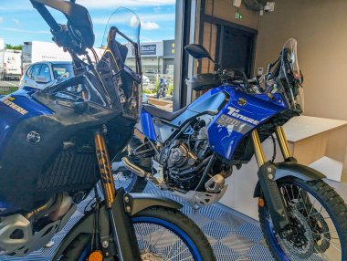 Fransa, 18 Mayıs 2024: İki Yamaha Tenere macera motosikleti sergi salonuna park edildi