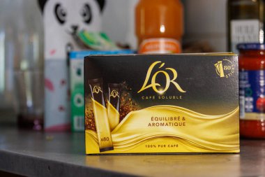 Fransa, 12 Ağustos 2024: Mutfak tezgahında L 'OR hazır kahve paketi sergilendi