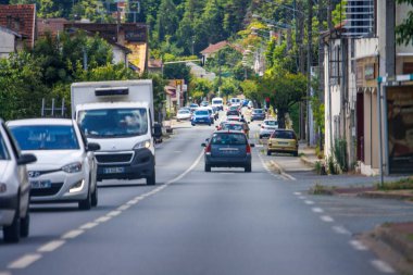 Fransa, 1 Temmuz 2024: Arabaları ve kamyonları olan bir banliyö yolunda trafik