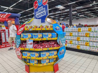 Fransa, 26 Ağustos 2024: Kiri peynir ürünlerinin tanıtım tabelalı bir süpermarkette sergilenmesi