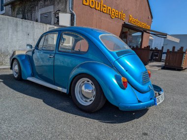 Fransa, 28 Ağustos 2024: Fırının önüne park edilmiş klasik mavi Volkswagen Beetle