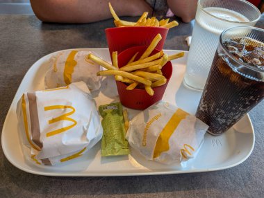 Fransa, 28 Ağustos 2024: McDonald 's, hamburger, patates kızartması ve tepside servis edilen bir gazoz.