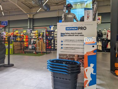 Fransa, 9 Mayıs 2024: Alışveriş sepetleri ve spor malzemelerinin sergilendiği bir dekatlon mağazasının içi
