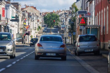 Fransa, 8 Eylül 2024: Şehir yolunda giden arabalı şehir caddesi manzarası