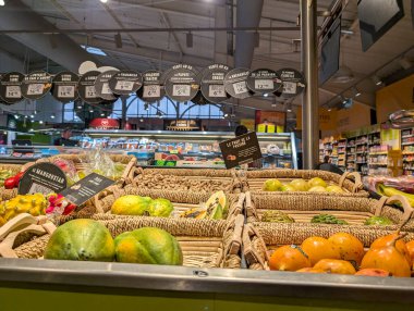 Fransa, 15 Ağustos 2024: Süpermarket üretim bölümünde taze meyve sergileniyor