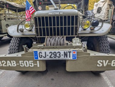 Fransa, 31 Ağustos 2024: Amerikan bayrağı sergilenen eski bir askeri kamyonun ön görüntüsü