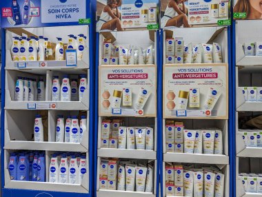 Fransa, 8 Mayıs 2024: Nivea vücut bakım ürünlerinin gerilmeye karşı çözünürlüklü sergilenmesi