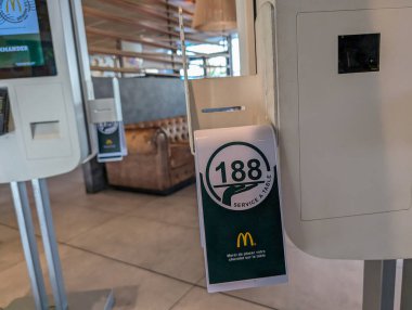 Fransa, 25 Ağustos 2024: McDonald 's hizmet kartı bir fast food restoranında sergileniyor