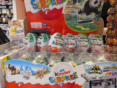 Fransa, 28 Temmuz 2024: Süpermarket koridorunda Kinder Sürpriz Yumurtalarının Gösterimi